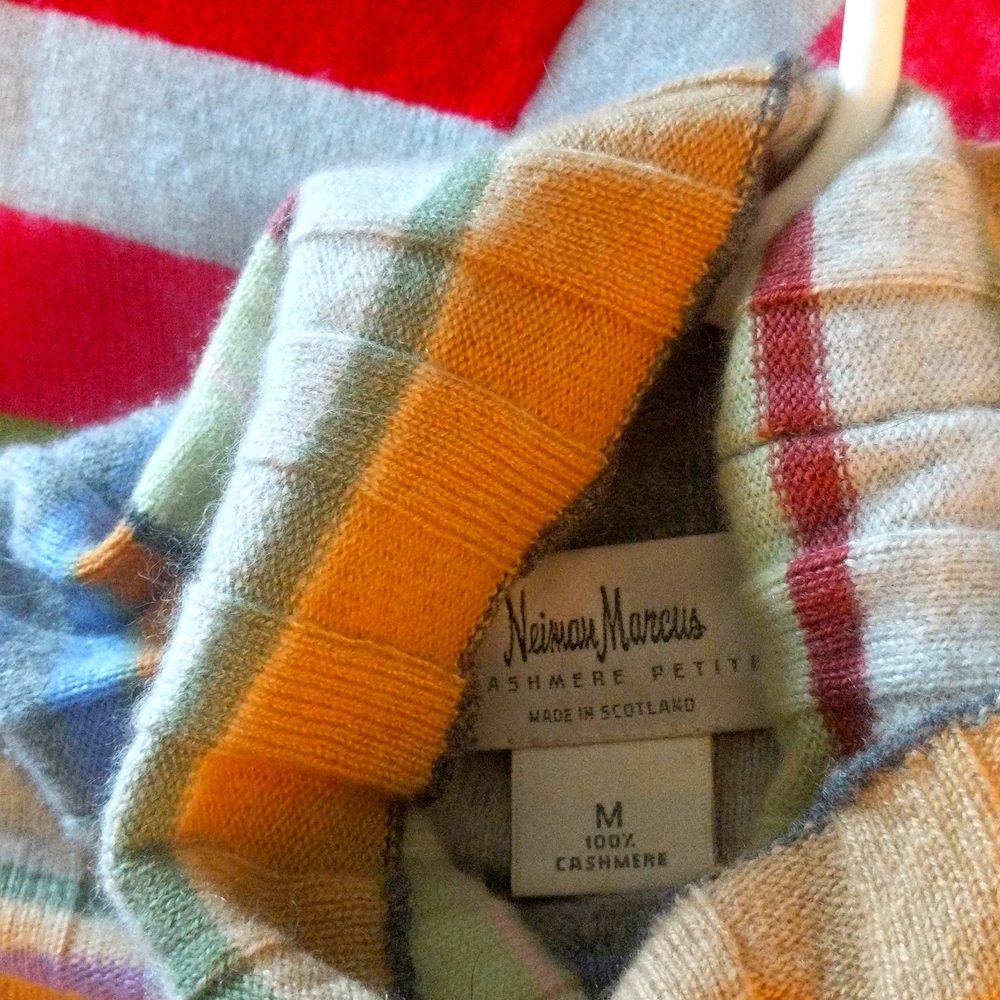 Three Neiman marcus sweaters size small 100$
